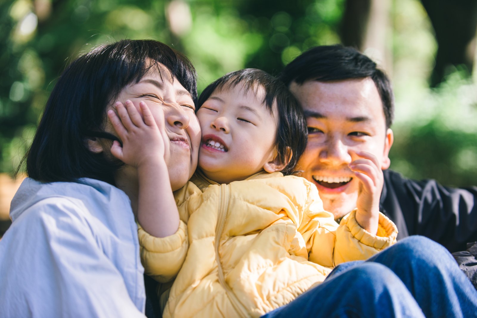 ハンモックで笑顔の子どもたち